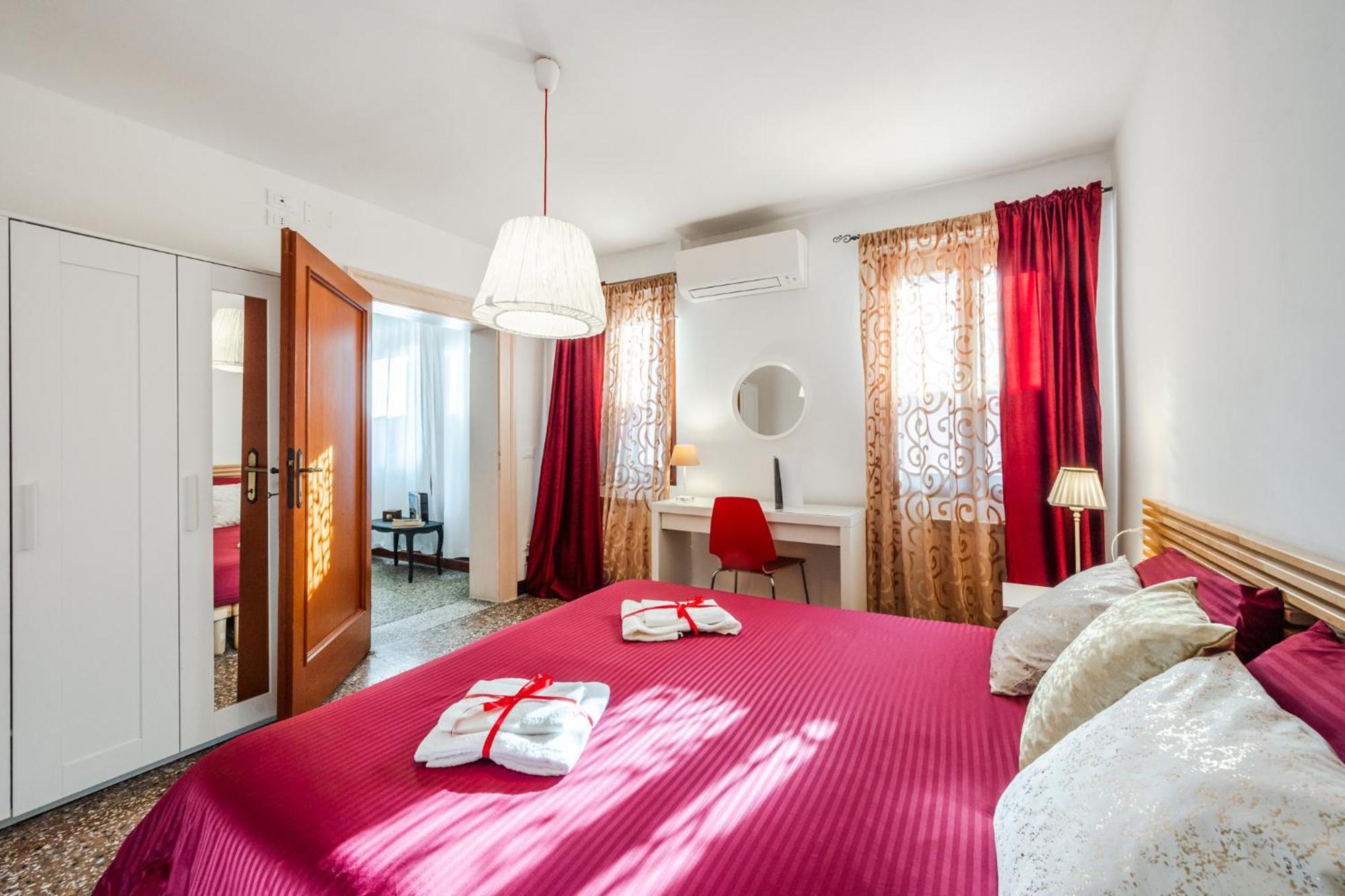Queen Carlotta Apartament